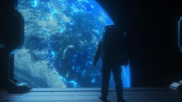 astronauta olhando para a estrangeiro planeta a partir de nave espacial video
