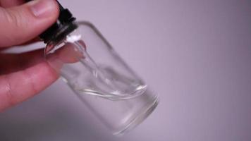 Doorzichtig vloeistof in een glas pipet video