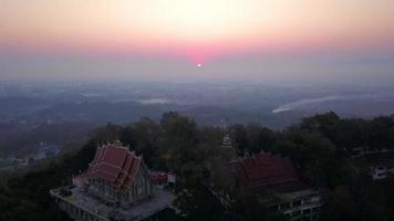 soluppgång från wat phra den där doi khao khwai tempel i chiang rai, thailand video