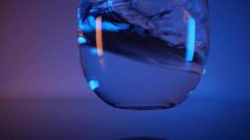 Mineral Wasser im ein Glas Neon- glühen video