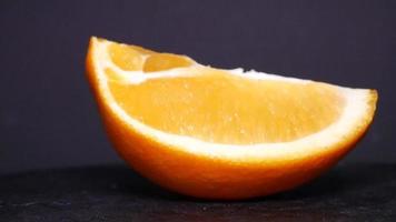 uma trimestre do uma maduro laranja video