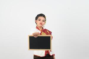 retrato de hermosa tailandés mujer en tradicional ropa posando con pizarra foto