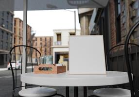 Tablero de menú en blanco de maqueta 3d en la mesa de la representación de la cafetería foto