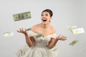 joven novia asiática hermosa con billetes de dólar en la mano foto