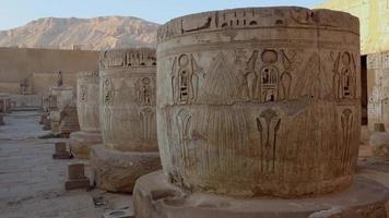 colunas dentro a antigo têmpora do medinet habu dentro luxo, Egito