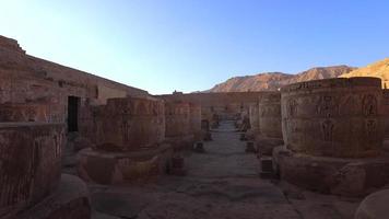 kolommen in de oude tempel van medinet habu in luxe, Egypte video