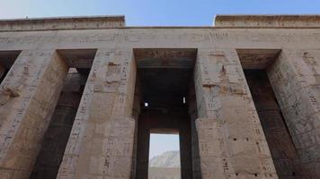 de huvud ingång Port till de medinet habu tempel i luxor, egypten video