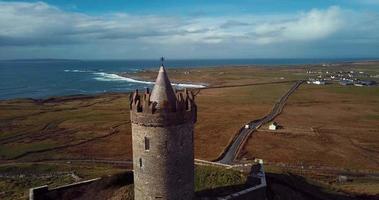 aéreo Visão do doonagore dentro doolin, Irlanda video