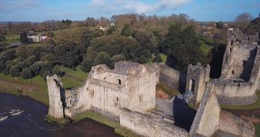 Antenne Aussicht von das Ruinen von Desmond Schloss eine Mutprobe, Irland video