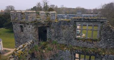 ruínas do maduro castelo dentro Irlanda video