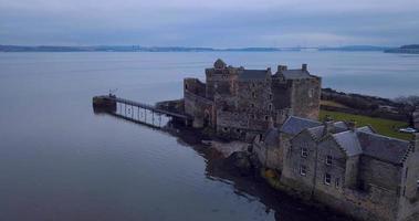 aéreo ver de negrura castillo en Escocia video