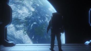 astronauta olhando para a terra dentro espaço video