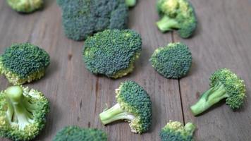 närbild broccoli på trä bakgrund, pan i video