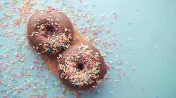 chocolate rosquillas en plato con Copiar espacio. video