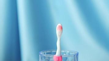 lento movimento do colorida escovas de dente gotas dentro uma vidro video