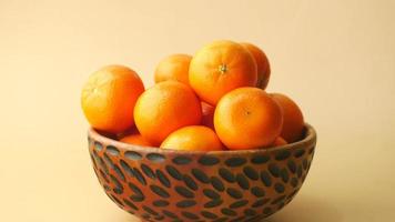proche en haut de tranche de Orange fruit dans une bol . video