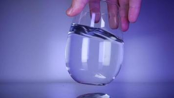 Mineral Wasser im ein Glas Neon- glühen video