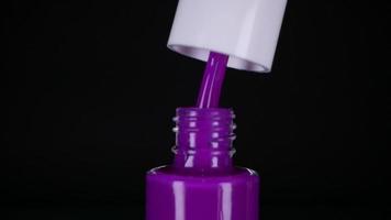 violet néon clou polonais sur noir Contexte video