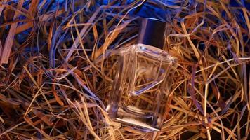 Parfüm auf trocken Gras transparent Flasche mit Parfüm video