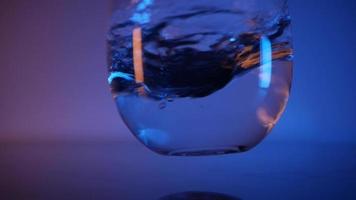 minerale acqua nel un' bicchiere neon splendore video