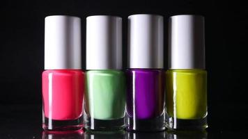 vier neon nagel poetsmiddelen staan in een rij video