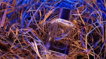 parfum sur sec herbe transparent bouteille avec parfum video