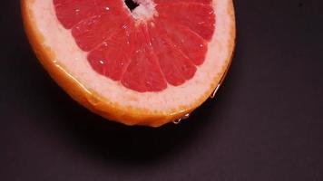 Flüssigkeit Honig tropft von Grapefruit video