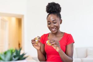 joven africano americano mujer es leyendo un mensaje desde fortuna galletas, lo hace el papel dentro de el galletas contar usted bueno cosas o foto