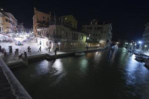 vista nocturna de los canales de venecia foto