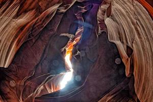 rayos de luz desde la vista del techo del cañón del antílope foto