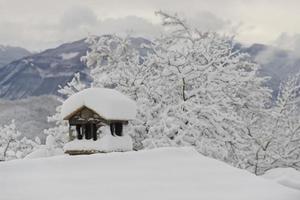 Chimenea de casa de montaña en invierno foto