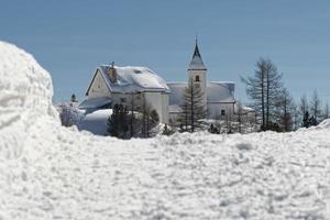 iglesia de montaña en invierno foto