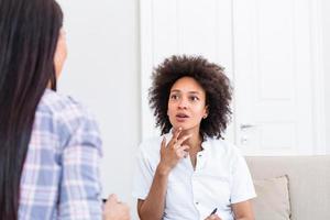 psicóloga escuchando a su paciente y escribiendo notas, salud mental y asesoramiento. concepto de sesión de consultoría psicológica y terapia psicológica foto