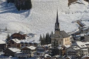 vista aérea de la ciudad de badia dolomitas foto