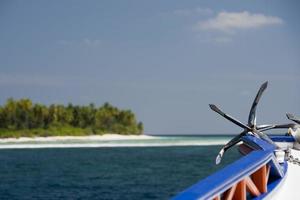 ancla de barco en el océano foto