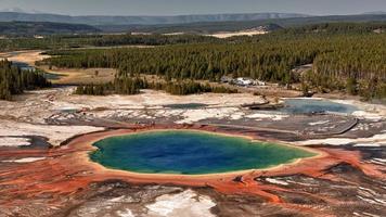 vista aérea del gran manantial prismático de yellowstone foto