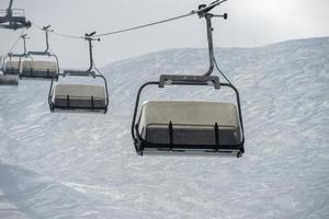 telesilla para esquiadores en la nieve del invierno foto