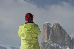 mujer en dolomitas en invierno foto