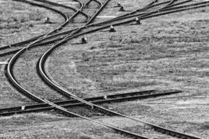 ferrocarril pistas en negro y blanco foto