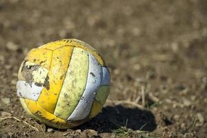 antiguo abandonado pelota foto