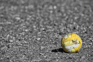 antiguo abandonado pelota foto