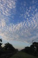blanco nubes y Dom en contra un antecedentes de azul cielo foto