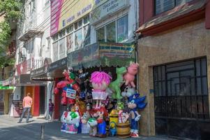 mexico ciudad, mexico - febrero, 9 9 2015 - personas comprando en calle tiendas foto