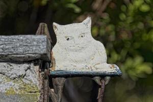 gato estatuilla puerta anillo campana foto