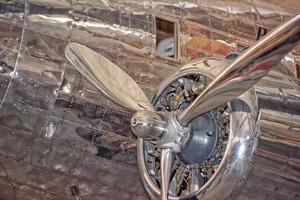 Detalle de hélice de hierro de avión antiguo foto