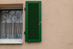 un ventana con verde persianas foto