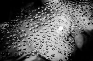 cerca arriba imagen de gotas en el vaso en negro y blanco. foto