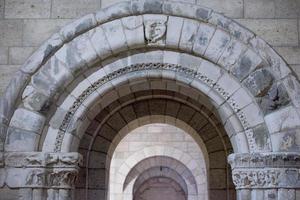 detalle de arcos de piedra de la iglesia medieval foto