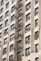 detalles de los edificios de manhattan de nueva york de la escalera de incendios foto