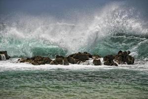 olas del océano pacífico en la orilla foto